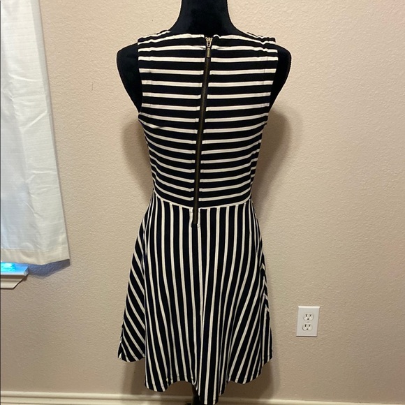 Old Navy Striped Black and White Sleeveless Dress - Picture 4 of 9